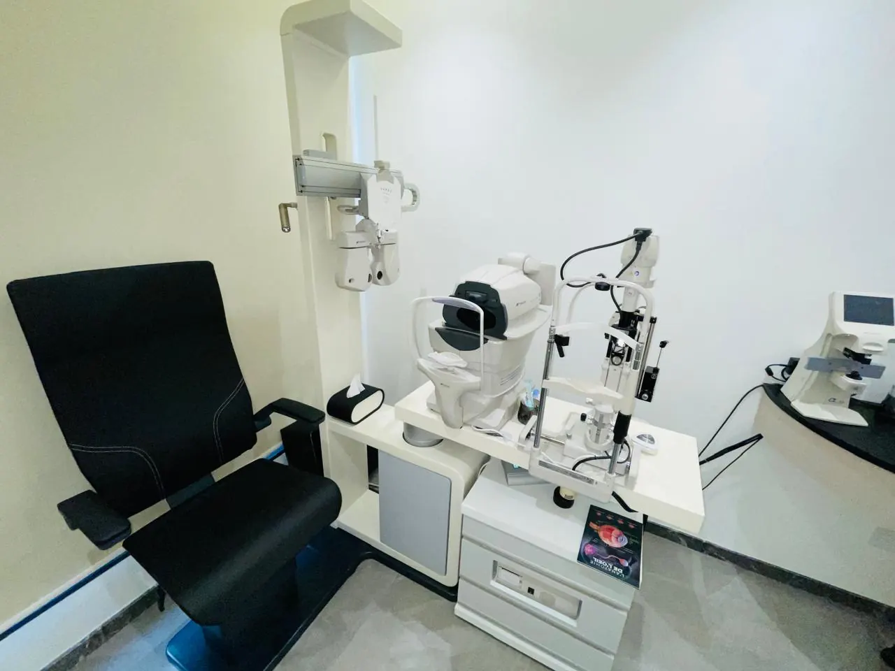 Appareil de mesure oculaire au cabinet d'ophtalmologie de Sidi Maarouf