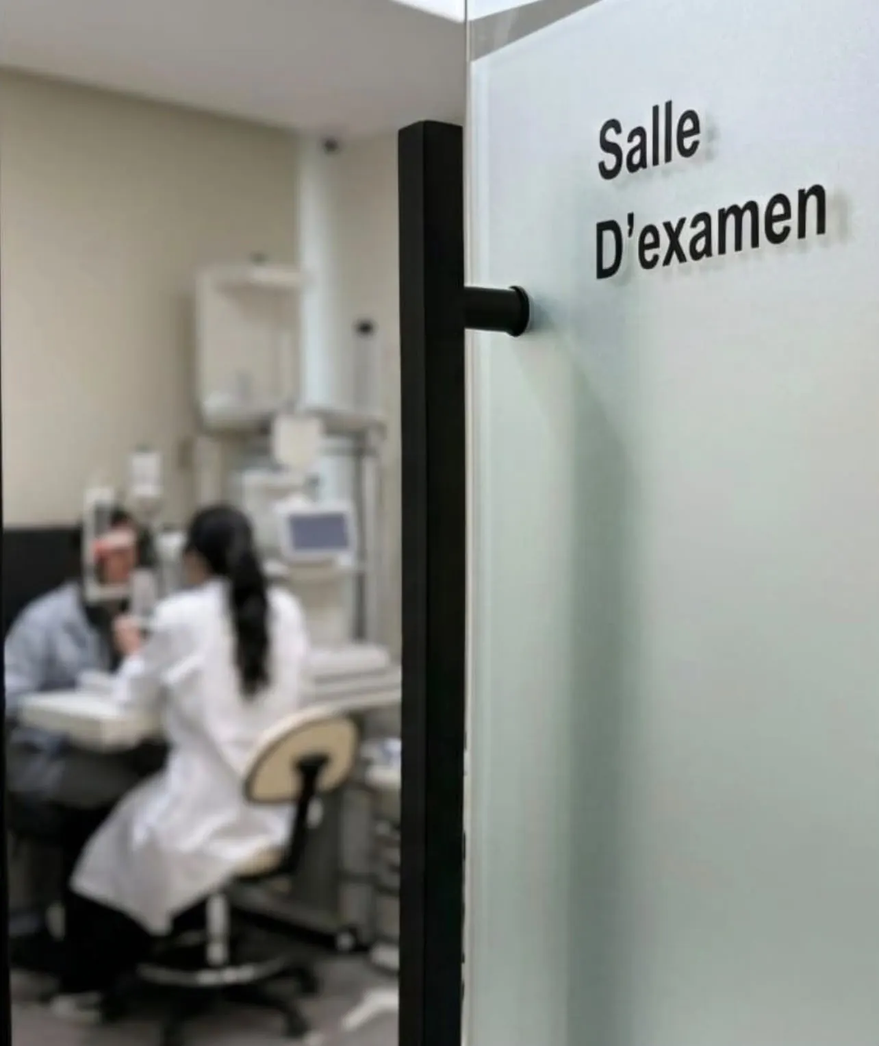 Dr Mtalai Naoual, ophtalmologue à Sidi Maarouf, en consultation