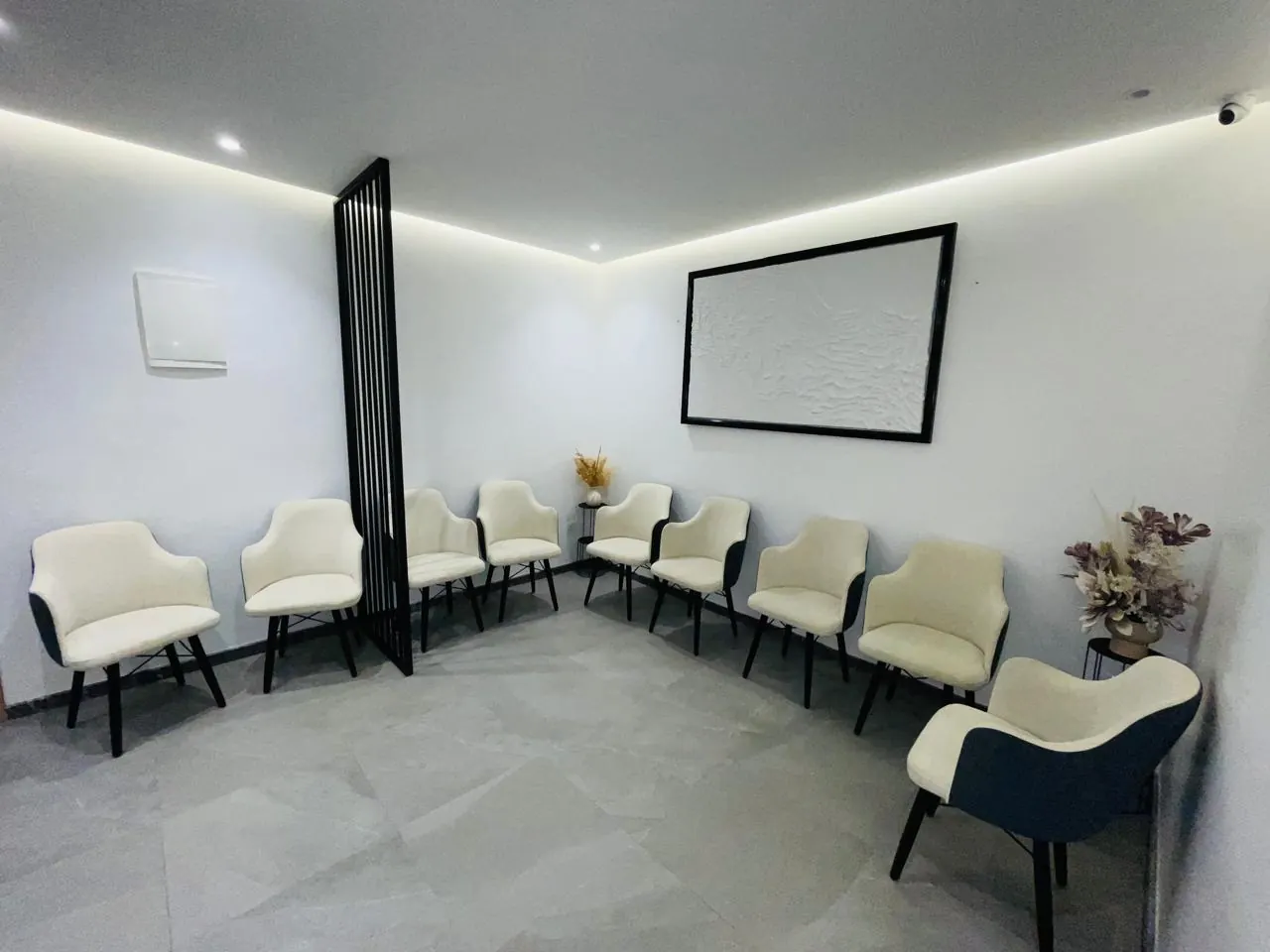 Espace d'attente du cabinet d'ophtalmologie de Sidi Maarouf, Casablanca