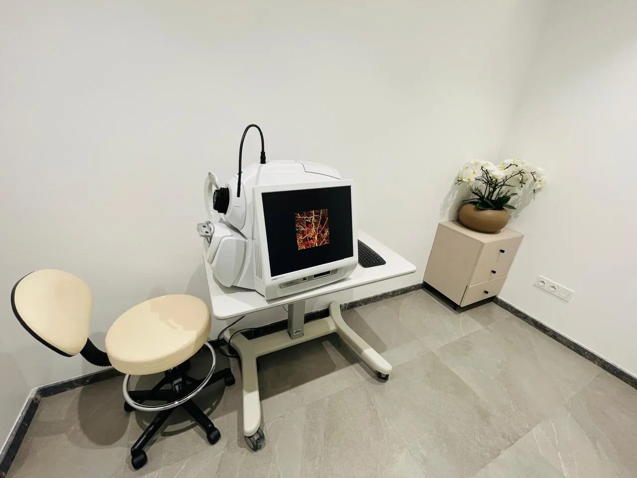 OCT ZEISS Cirrus 5000 pour l'imagerie de la rétine, ophtalmologue Sidi Maarouf